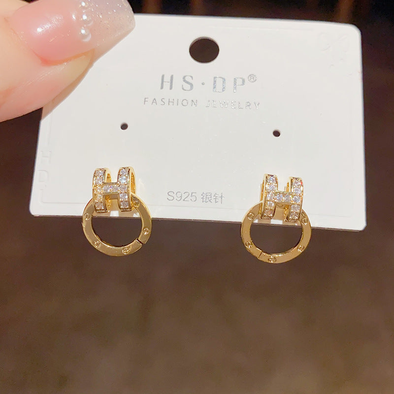 Simple Commuting Compact H Letter Copper Stud Earrings