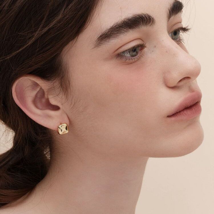 Minimal Square Geometric Commuter Studs