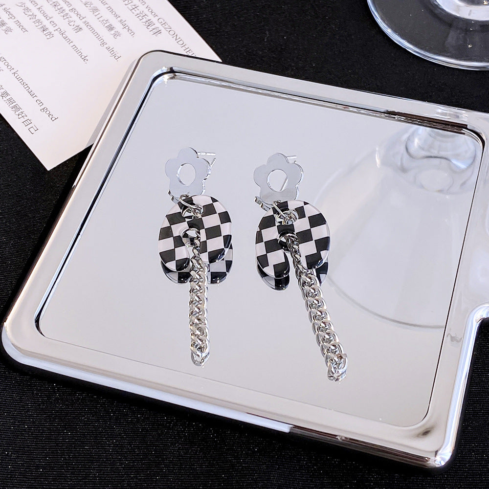 Temperament Small Daisy Black and White Checkerboard Earrings