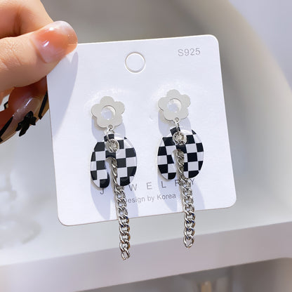 Temperament Small Daisy Black and White Checkerboard Earrings