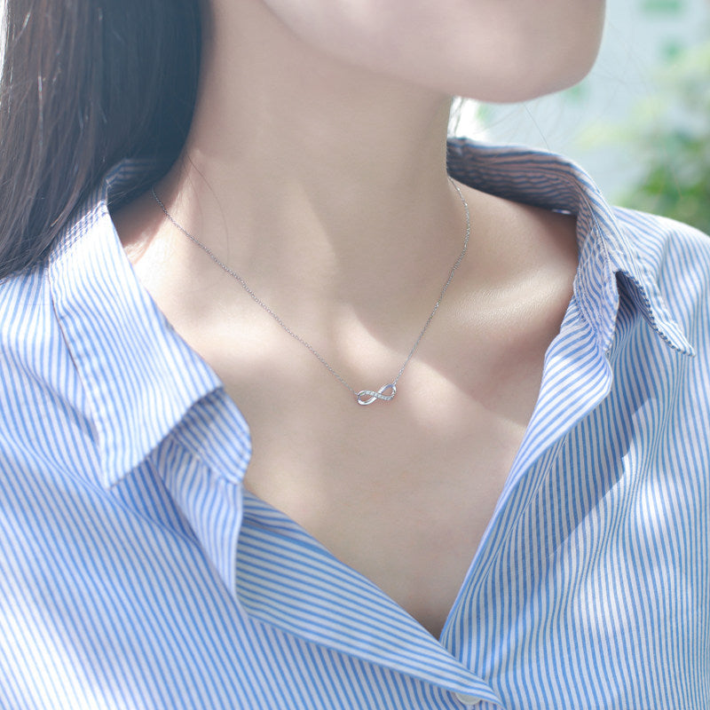 Simple Number 8 Zircon Mobius Necklace