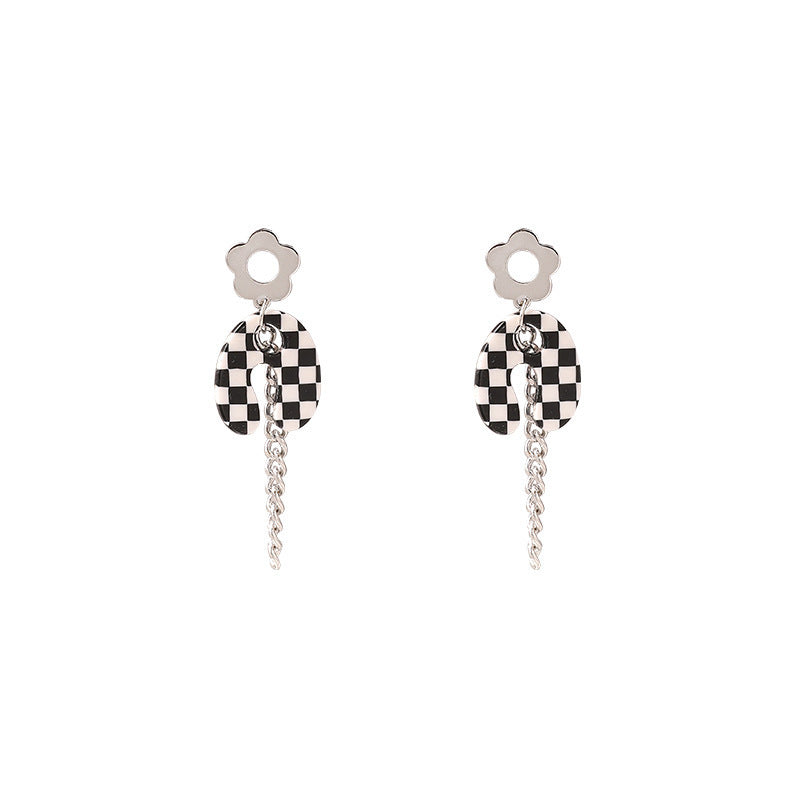 Temperament Small Daisy Black and White Checkerboard Earrings