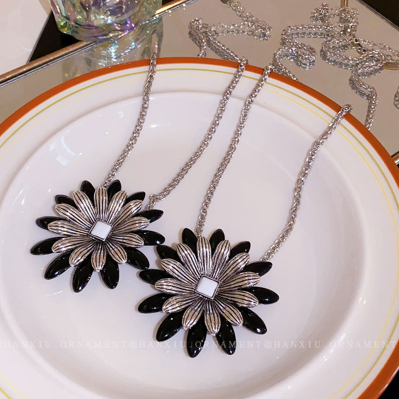 Dark Wind Flower Drop Oil Square Necklace